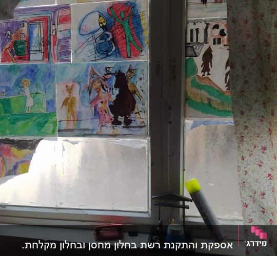 חלון עם מסגרת אלומיניום, ציורים צבעוניים על הזכוכית